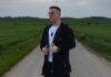 Кумановецот Филип Александровски за обожавателите од Вардар до Триглав, со спот снимен на морскиот брег во Грција