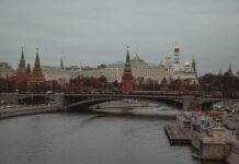 „Го прoчитавме писмото“, порачаа од Кремљ, „ако Зеленски сака да разговара, може да дојде во Москва“