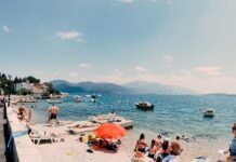 Македонците шокирани од цените на Јадранот, во Црна Гора лежалки 25 евра, во Хрватска за седум дена 3.700 евра