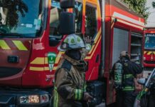 Инцидент на градилиште во Виена: Гореше градежен материјал, маж се стрча директно во пламенот и покрај предупредувањата