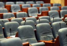 И ОВОЈ ПАРЛАМЕНТАРЕН СОСТАВ НЕ Е ИМУН НА НЕПРИСУСТВОТО НА СЕДНИЦИ: Празно собраниско столче, редовна плата – оправдано отсуство само со телефонски повик!