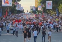 Плажа во Албанија стана бојно поле! Со денови беснеат протести поради проектот на зетот на Трамп, Рама не попушта/ВИДЕО