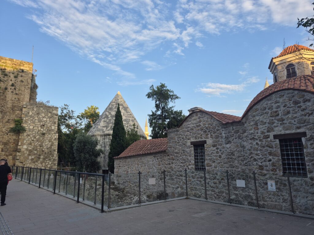 Калеичи, Анталија – слоеви на историјата во еден кадар. Средновековните градски ѕидини, селџучкото турбе и османлиската архитектура сведочат за повеќе од осум века културно наследство во срцето на стариот град