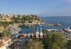 Патување надвор од разгледниците – Турција низ една поинаква призма Старото пристаниште на Калеичи – историски морски влез во Анталија, каде што се среќаваат средновековните ѕидини со водите на Средоземното Море