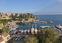 Патување надвор од разгледниците – Турција низ една поинаква призма Старото пристаниште на Калеичи – историски морски влез во Анталија, каде што се среќаваат средновековните ѕидини со водите на Средоземното Море