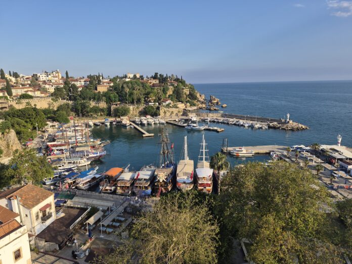 Старото пристаниште на Калеичи – историски морски влез во Анталија, каде што се среќаваат средновековните ѕидини со водите на Средоземното Море