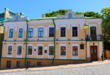 Продолжува отстранувањето на спомениците и симболите на руско-советското наследство: Во Киев е остранет споменик на Михаил Булгаков