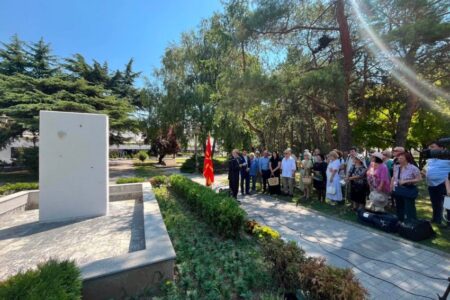 НАЈАВА ОД ЧЕСТВУВАЊЕTO НА СПОМЕНОТ НА ПРОГОНОТ НА МАКЕДОНЦИТЕ ВО ГРАЃАНСКАТА ВОЈНА ВО ГРЦИЈА: Релјефот на мајката со трите деца се враќа на споменикот на децата бегалци од Егејска Македонија