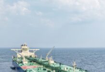 Првиот танкер за нафта од Ормускиот Залив се упати кон Европа
