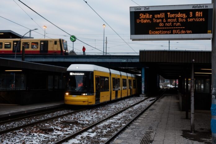 Public transport warning strike in Germany