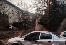 Шеесет години газат во кал, а во дворовите прибираат камења по дождовите