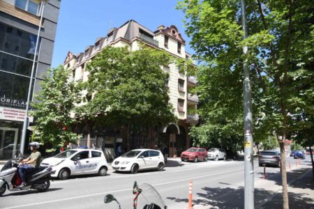 Запалени две возила кај Амбасадата на Бугарија во Скопје