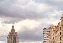 Топлотниот бран стигна до Москва: Граѓаните предупредени за „силна топлина“