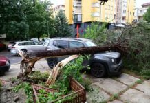 Невремето остави пустош: 15 лица завршија во болница, 112 „вжештена“ со над 8.300 повици – нов удар се очекува ноќва
