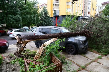 Невремето остави пустош: 15 лица завршија во болница, 112 „вжештена“ со над 8.300 повици – нов удар се очекува ноќва