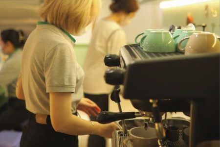 Младите не чекаат работа во администрација, отвораат бизниси и сами ја планираат пензијата