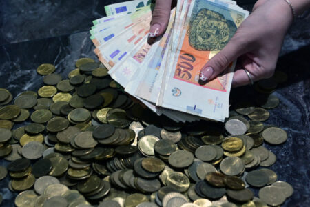 Просечната плата порасна на 49.544 денари, но регионот сè уште ни бега