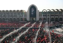 Десетици илјади во погребната поворка на ајатолахот Хамнеи: Иранците фрлаа камења на слика на Трамп со куршум насочен кон неговата глава