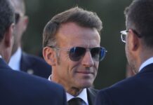 Очилата за сонце што ги носи Макрон и надвор и во затворено, не се моден детаљ, но направија моден бум