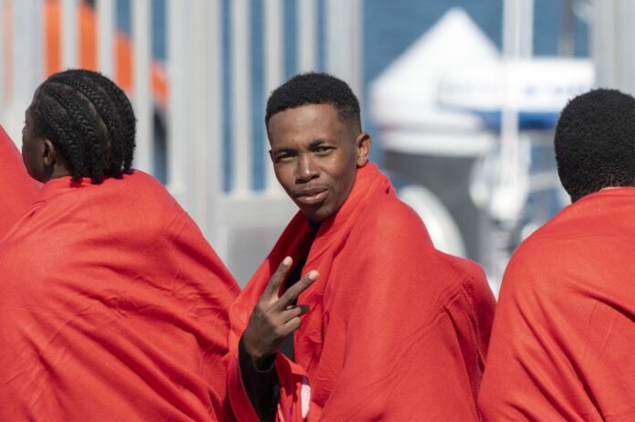 Migrants arrive after rescue near Lanzarote