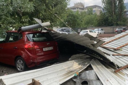 Страшни последици од невремето: 10 граѓани се повредени, се бројат стотици штети на возила, покриви, паднари дрвја, оштетени семафори