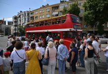 Со панорамски автобус патување низ историјата, спомените и духот на старо Скопје