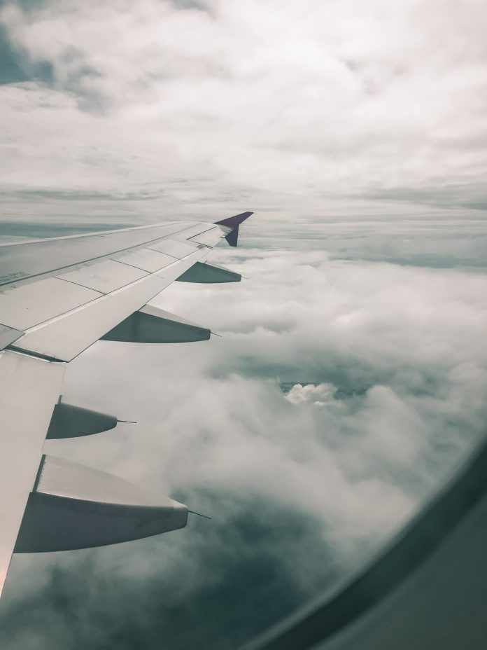 avion oblaci pexels-thilipenravekumar-2294272