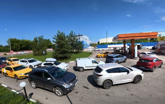 Rising fuel prices and sales limits at Russian gas stations