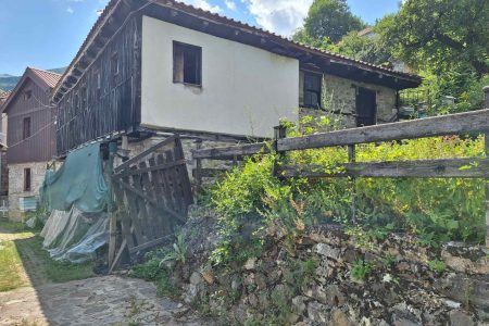 Партизанската печатница во Битуше го преживеа пожарот, но не и негрижата