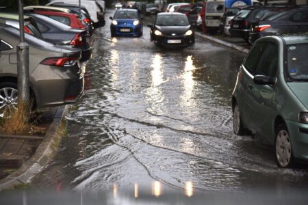 Скопје под вода: Силно невреме со град го парализираше градот, поплавени улици и сообраќаен хаос