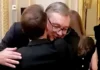 Срдечен пречек во Елисејската палата: Вучиќ во прегратка кај Макрон/ФОТО