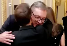 Срдечен пречек во Елисејската палата: Вучиќ во прегратка кај Макрон/ФОТО