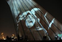 Погребот на ајатолахот Хомеини, претходникот на Хамнеи, влезе во Гинис: Присуствуваа над 10 милиони луѓе