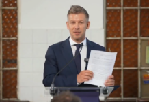 Маж му се приближи на Петер Маѓар и го плукна/ВИДЕО