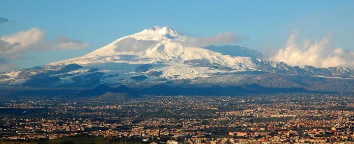 Mt_Etna_and_Catania1.jpg