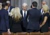 Нетанјаху насмеан пристигна кај Трамп насмеан, додека палестинските знамиња се вееја околу него/ВИДЕО