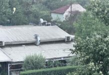 Страшно невреме во Скопје: Хаос на улиците, паднати кровови и целосен сообраќаен колапс/ФОТО
