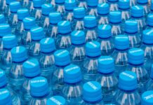 Владата ги испорача првите 50.000 литри: Започна дистрибуција на пакувана вода за пиење во Гостивар