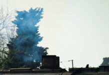 Русите извршија двоен напад врз воз во Украина