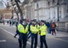 Во Лондон, камерите препознаваат минувачи на улиците, стотици луѓе веќе се уапсени