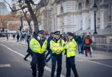 Во Лондон, камерите препознаваат минувачи на улиците, стотици луѓе веќе се уапсени