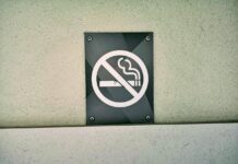Шпанија започнува војна против пушењето: Цигарите исчезнуваат од терасите, плажите и јавните места
