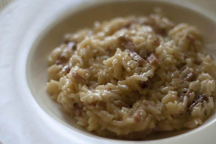 Risotto_with_speck_and_goat_cheese_(6101067436)