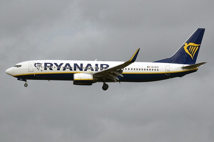 Ryanair,_EI-DYZ,_Boeing_737-8AS_(49585974527)