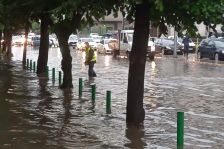 Скопје се дави по поројот: Поплавени улици, заглавени возила и десетици повици за помош/ФОТО