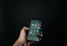 Франција е првата во ЕУ што ги забрани социјалните мрежи за деца под 15 години: Повеќе нема телефони во училиштата!