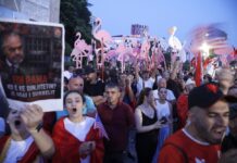 Тензично на протестите во Тирана: Демострантите му приредија на Рама „незаборавен“ роденден