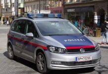 Инцидент во Австрија: Автомобил влета во преполна тераса на кафуле: повредени се 11 лица