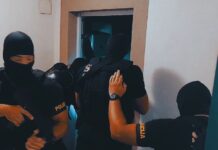 Во куќа во Подгорица пронајдени повеќе од 50 странци и многу дигитални уреди – празнеле сметки на Руси