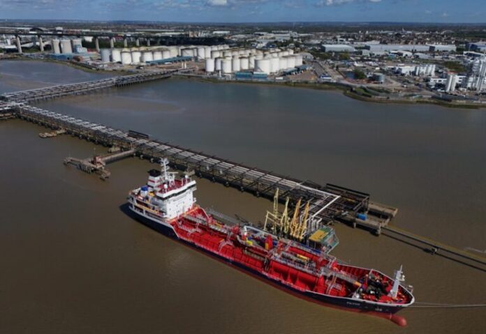 Oil price tops 100 USD a barrel as US blockade of the Strait of Hormuz begins
